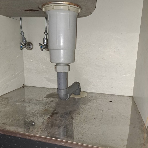 45cm食乾機を食器洗い乾燥機に交換する　シンク内配管状況